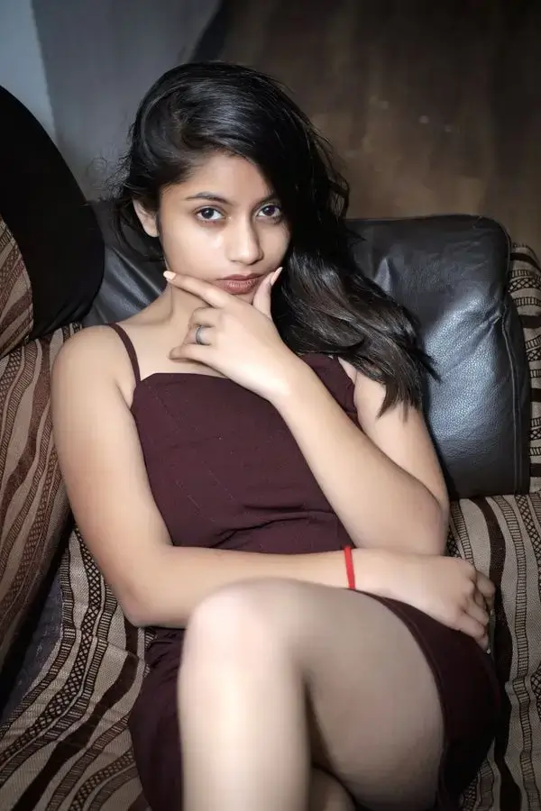 Riya call girls in greater Noida in maroon dress