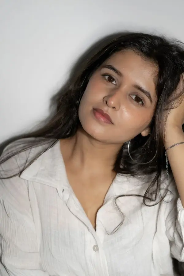 Sanjna Greater Noida call girl profile photo in white shirt